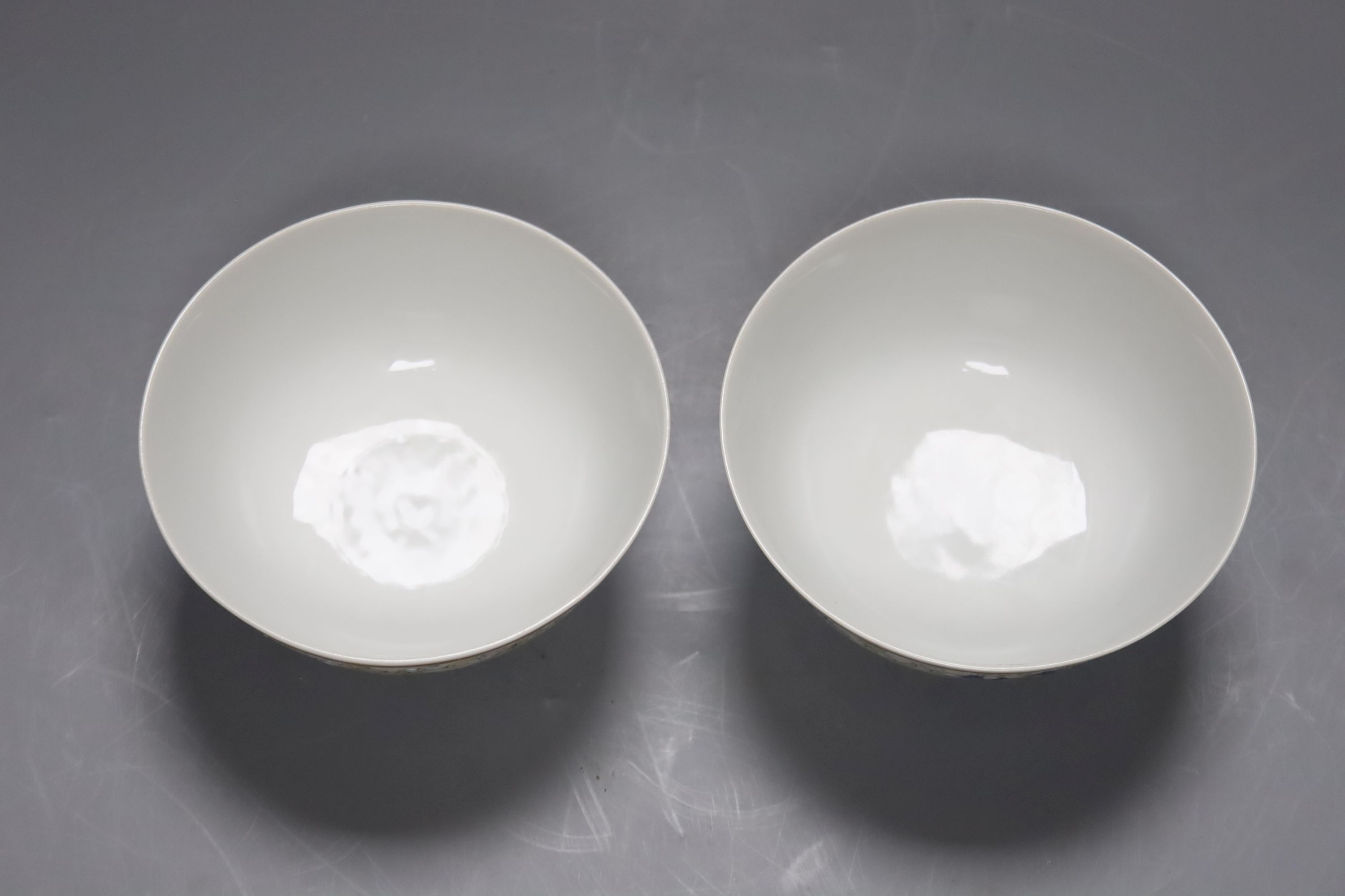 A pair of Chinese famille rose bowls, diameter 12cm